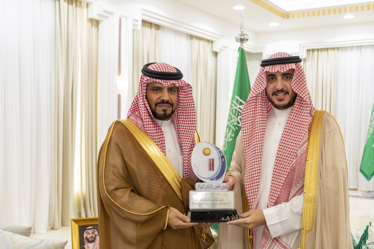 AljoufSA's tweet photo. سمو #الأمير_فيصل_بن_نواف يبارك لـ #نادي_الجوف_الأدبي تحقيقه المركز الأول في عدد الكتب المنشورة

#استثمر_بالجوف

#الجوف_سلة_غذاء_المملكة

https://t.co/5QTK9sdsVU

@MOCSaudi https://t.co/DuqCrXURep
