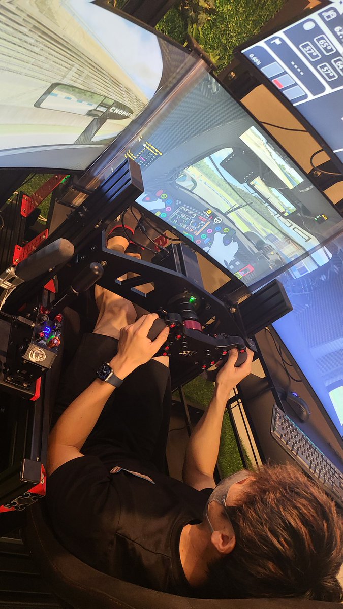 strasse_racing's tweet photo. 大津選手に来ていただいて新商品の確認してもらってます。
これ実は大津選手の案なんですよね。

@Hirokiohtsu https://t.co/atgFb938D7