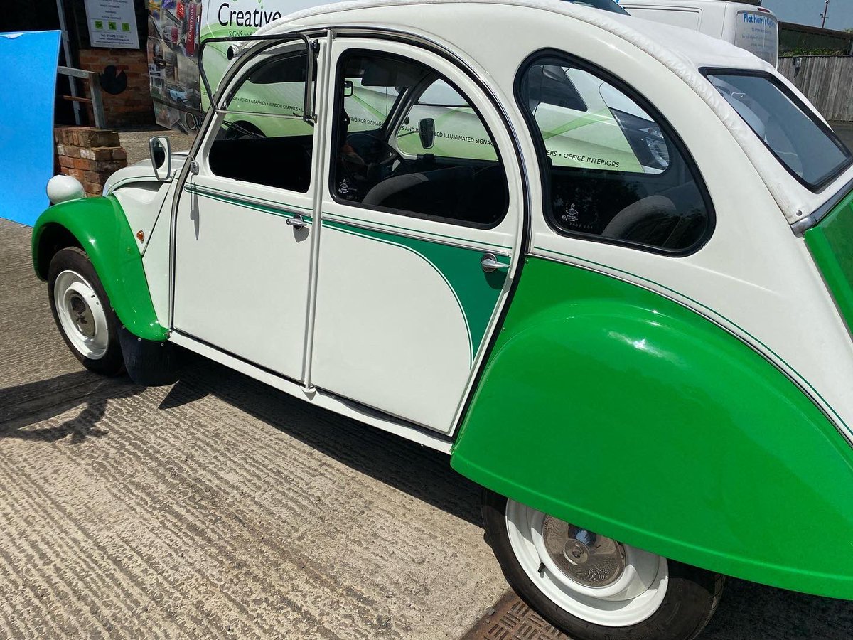 Creativesigns2's tweet photo. Coach lines and graphics applied to this newly renovated Citroen 2 CV 6
#signs #signage #graphics #coachline #classic #classiccars #citroen #citroen2cv #car #berkshire #buckinghamshire #london #vintage #vintagecar #vintagecars #motor https://t.co/Oasxc9urzk