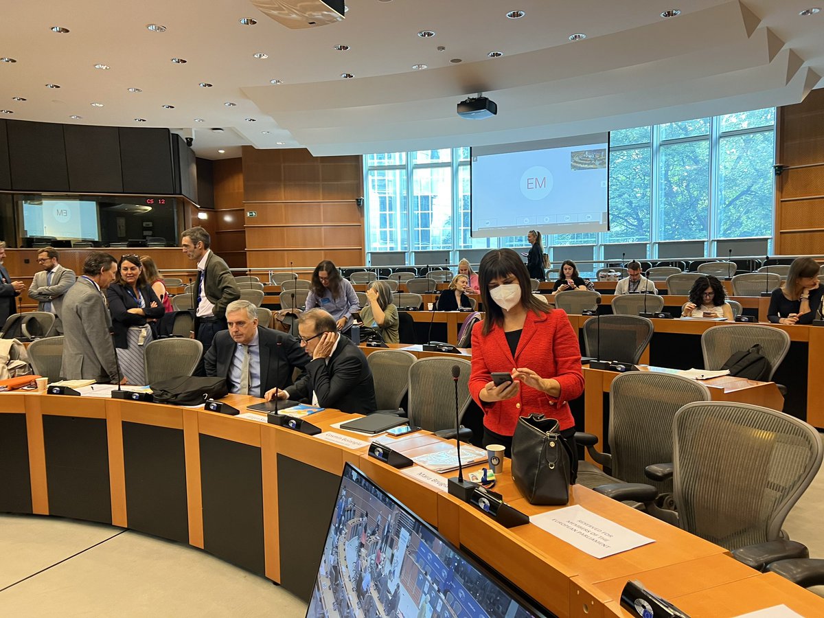 Ef_VET's tweet photo. Presentation  #EfVETstrategy plan to  @GeorgiosZisimos  welcome to seminar  by @dragos_pislaru  many #young people today still have difficulties grasping the opportunities to become the best &amp; #Wellbeing  @etfeuropa  @Cedefop @EU_OSHA  @eurofound #youthfirst @EU_Commission https://t.co/zWusKPmT32