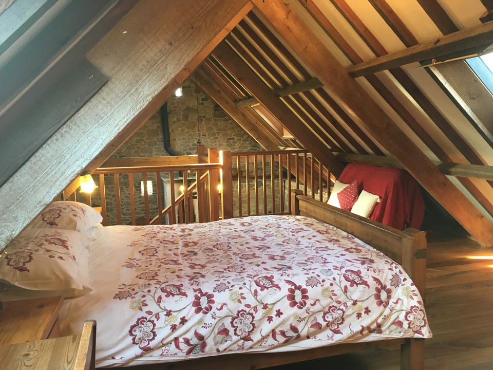 TheHolidayCots's tweet photo. Book an idyllic break in Guernsey this October at Les Fries Barn or Les Petits Fries. They are available from the 1st to the 19th of October. 
🛌Sleeps 1-4
https://t.co/EifKkjEXQt 
#Castel #CoboBay #Guernsey #LateAvailability #October #SelfCatering #Idyllic #Break #Rural https://t.co/3oq4W0Lwk3