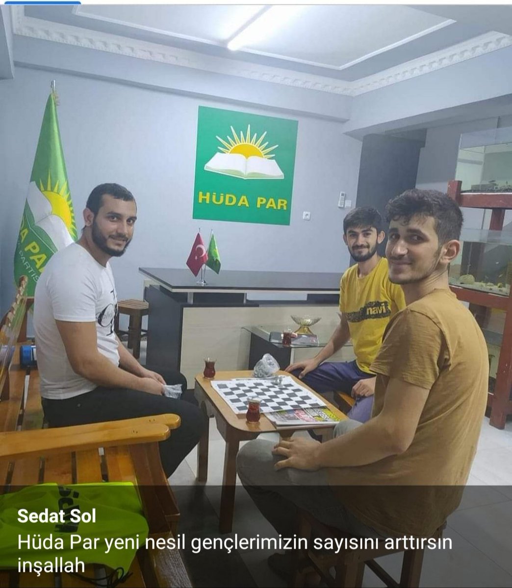 Çok şükür gençlerimiz partimizi ziyaret ettiler kendilerine çay ikram ettik muhabbet ettik bu gençlerimize sahip çıkmamız lazım sahip çıkmazsa birileri gelir sahip çıkar Allahu Teala gençlerimizi de muhafaza etsin ayaklarımızı sabit kılsın inşallah