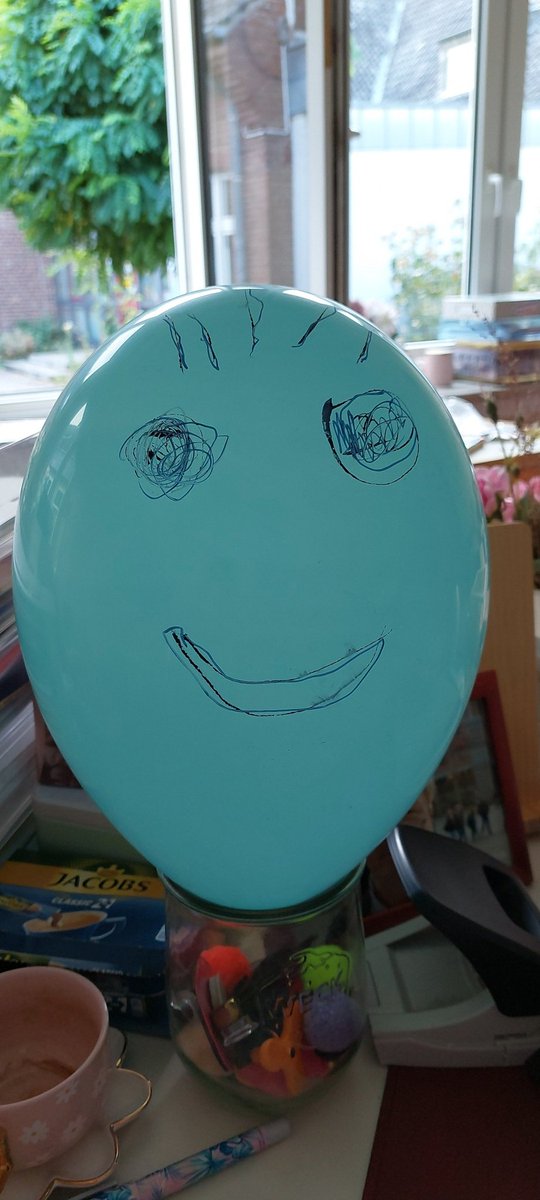 Die 4a feiert eine Party für ihre Klassenlehrerin und bringt mir Luftballons vorbei "damit ich nicht so einsam bin in meinem Schulleitungsbüro". #Schnüff