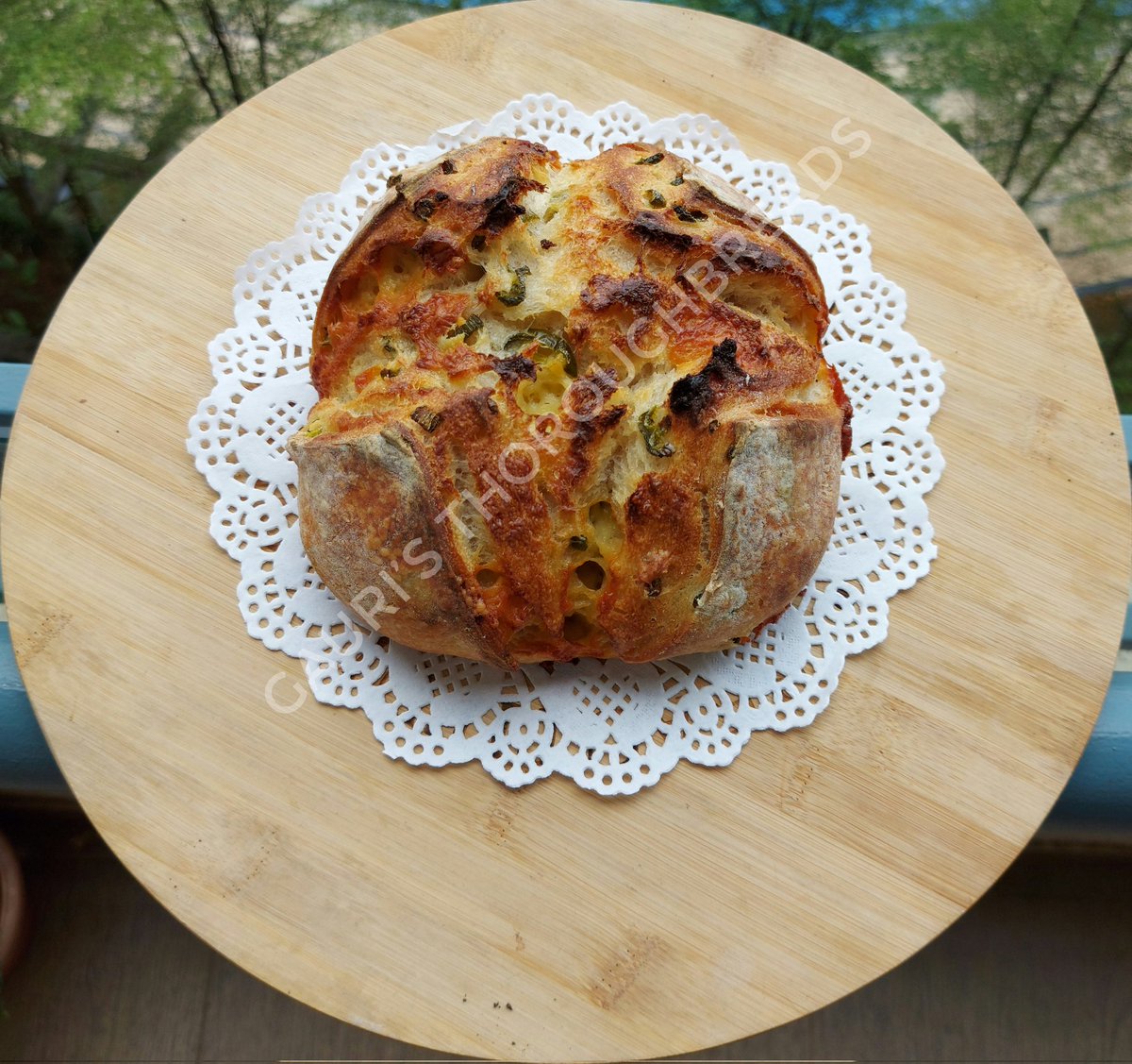 gauripokhariyal's tweet photo. Amazing what FLOUR, WATER, SALT can create!!!
Freshly baked Sourdough boule with jalapeños and cheddar cheese.
Smells out of this world...
#GaurisThoroughBreads
#SourdoughSeptember #RealBread #Sourdough #BakingBreads #Pune https://t.co/2PMhq7GniC