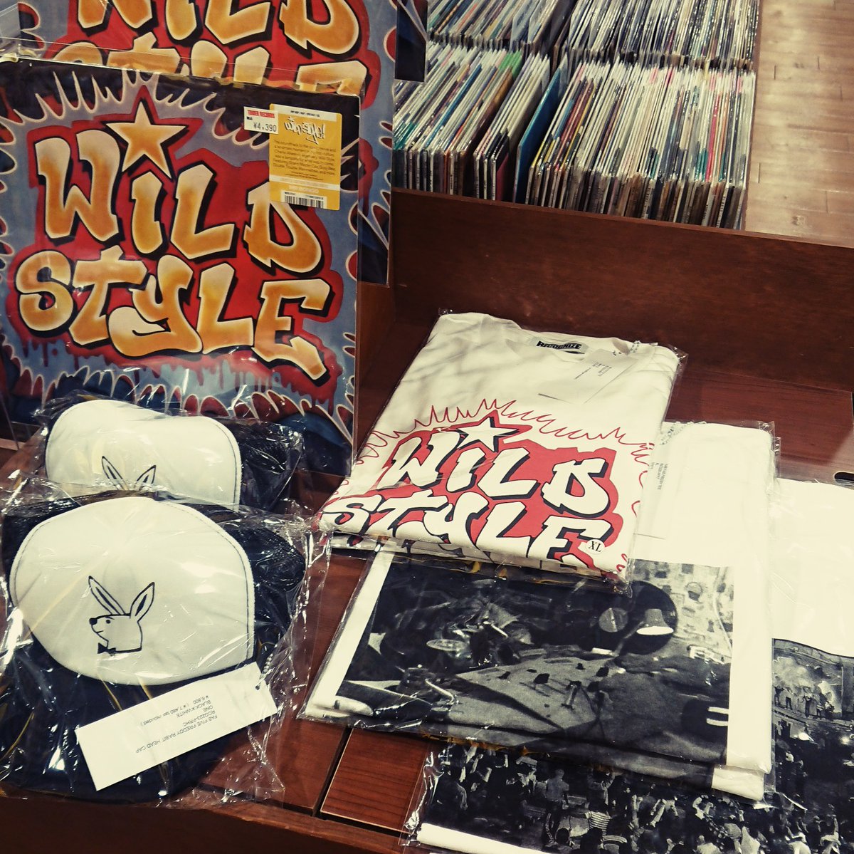 towervinyl's tweet photo. 【#RECOGNIZE × #WILDSTYLE】
公開40周年を迎えた映画「ワイルド・スタイル」とMURO氏プロデュースによるRECOGNIZEのコラボアイテムが当店でも販売開始！
https://t.co/Un1ohOI1S1
https://t.co/ceGLYPz6Dh https://t.co/6tVY7tN6Xj