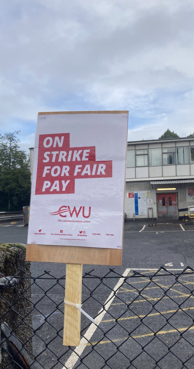 Huge solidarity with posties this morning fighting for a #fairpaydeal & conditions they deserve✊🏽. Picket line standing strong at #Dunfermline 💪🏽🏴󠁧󠁢󠁳󠁣󠁴󠁿👏🏽 #StandByYourPost  #EnoughIsEnough #SupportTheStrikes #NoDeliveriesNeeded @CWUnews