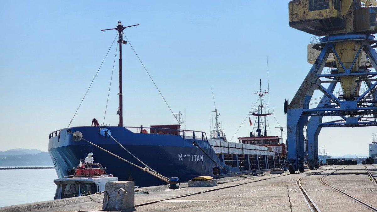 DurresPort's tweet photo. In the spotlight:#NSTITAN flying under the #Gambia🇬🇲,unloading paletized melamine @ the #WesternTerminal today.This #generalcargoship was built in 1986 & has a DWT of #2376t.
⛴🏗💦
#Maritime🇦🇱⚓️🚢 @DurresPort
#onthedocks #shipping #cargo
#logistics #terminals #shipsinpics📸 https://t.co/TEEN2advek