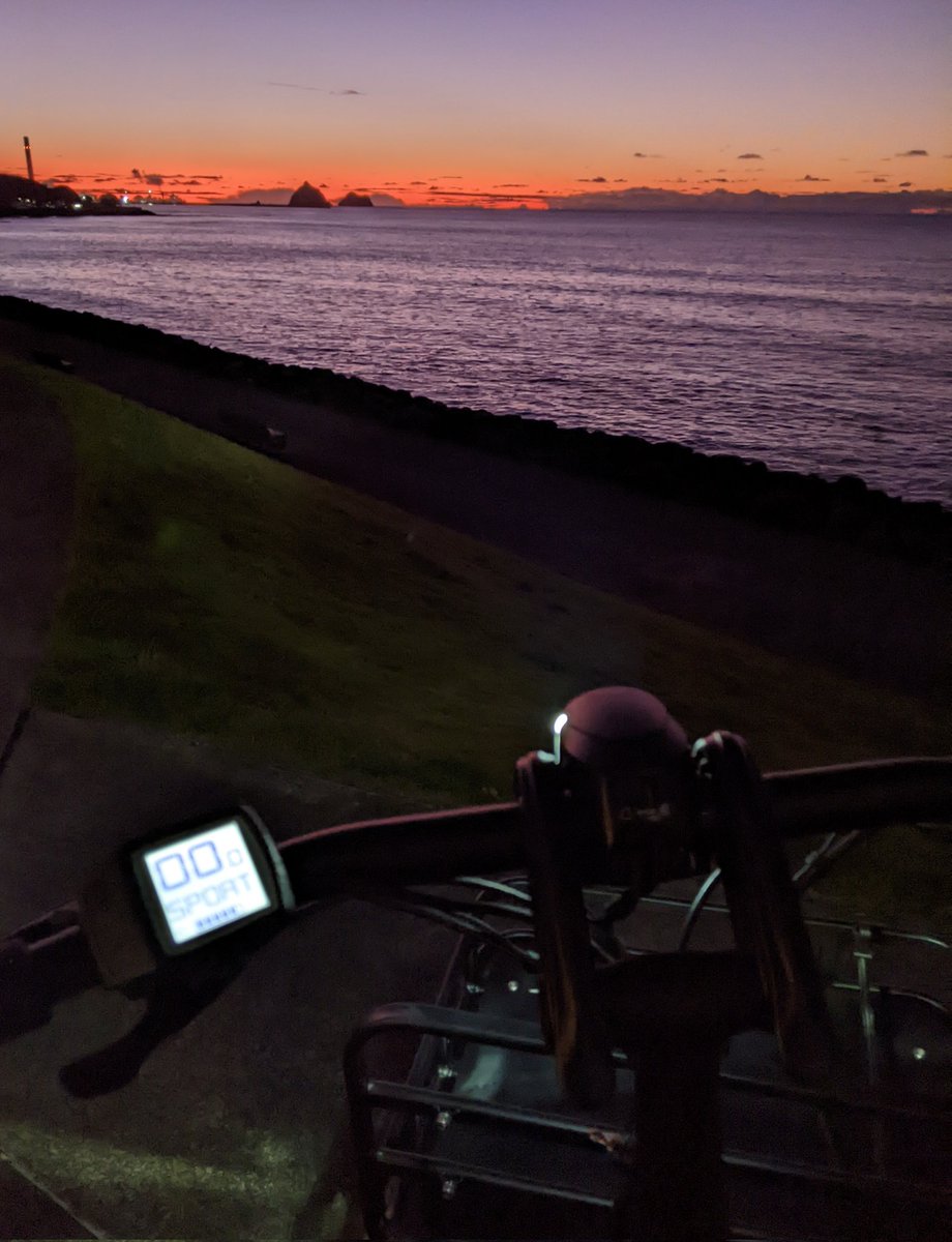 Day 294: caught a beaut sunset on my ride into town, and didn't get too frustrated at the two drivers who were annoyed by my existence on the road; talked with a reporter about cycle lanes; had a totally meatless day; read some @vote_climatenz profiles #AYearOfClimateAction