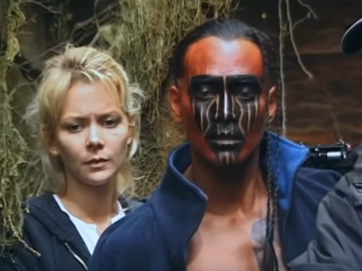 Winslow_Phantom's tweet photo. Emu O'Hara et le Freeman sur le tournage du PACTE DES LOUPS (in le making of réalisé par Pascal Laugier)  #JulieCondra #MarkDacascos #ChristopheGans #CryingFreeman https://t.co/AV0j5F7CCn