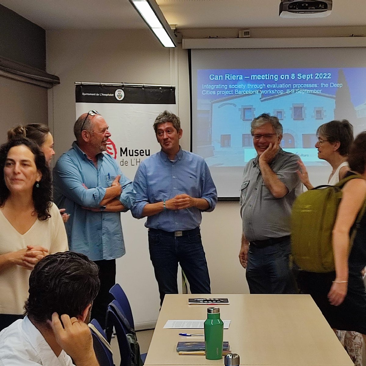 LHAjuntament's tweet photo. ➡️@DavidQuirosLH, regidor d’Educació, Innovació i Cultura, ha donat la benvinguda a la vintena de professionals en la gestió del patrimoni urbà provinents de diferents ciutats  europees.

Més informació 🔗 https://t.co/mmv7XghIqQ https://t.co/kQjJr3VYaP