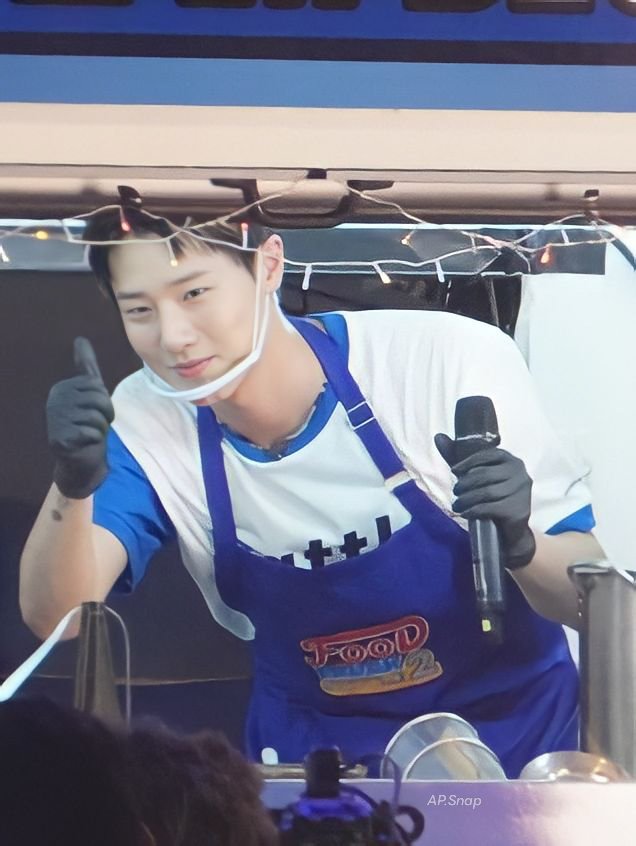 ApSnap10X's tweet photo. พ่อค้าร้านนี้เอนเตอร์เทน​ลูกค้าแบบ 10 10 10เลยค่าา✨
#FoodTruckBattleSS2
#FoodTruckBattleSS2xWoodz https://t.co/SPkb54URXl