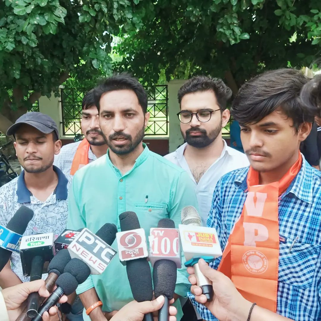 SUNNYNARA16's tweet photo. ABVP ने महर्षि दयानंद विश्वविद्यालय एवं कॉलेज मे 25% सीट वृद्धि, विश्वविद्यालय मे हॉस्टल की समस्या, विश्वविद्यालय सुरक्षा लिए कुलपति कार्यालय पर विरोध प्रदर्शन किया। प्रशासन ने जल्द ही सभी मांगों को पूरा करने का आश्वासन दिया
@ABVPVoice
@AshishSainram
@PrafullaAkant
@ivijaypratap https://t.co/RD4b1xhbwB