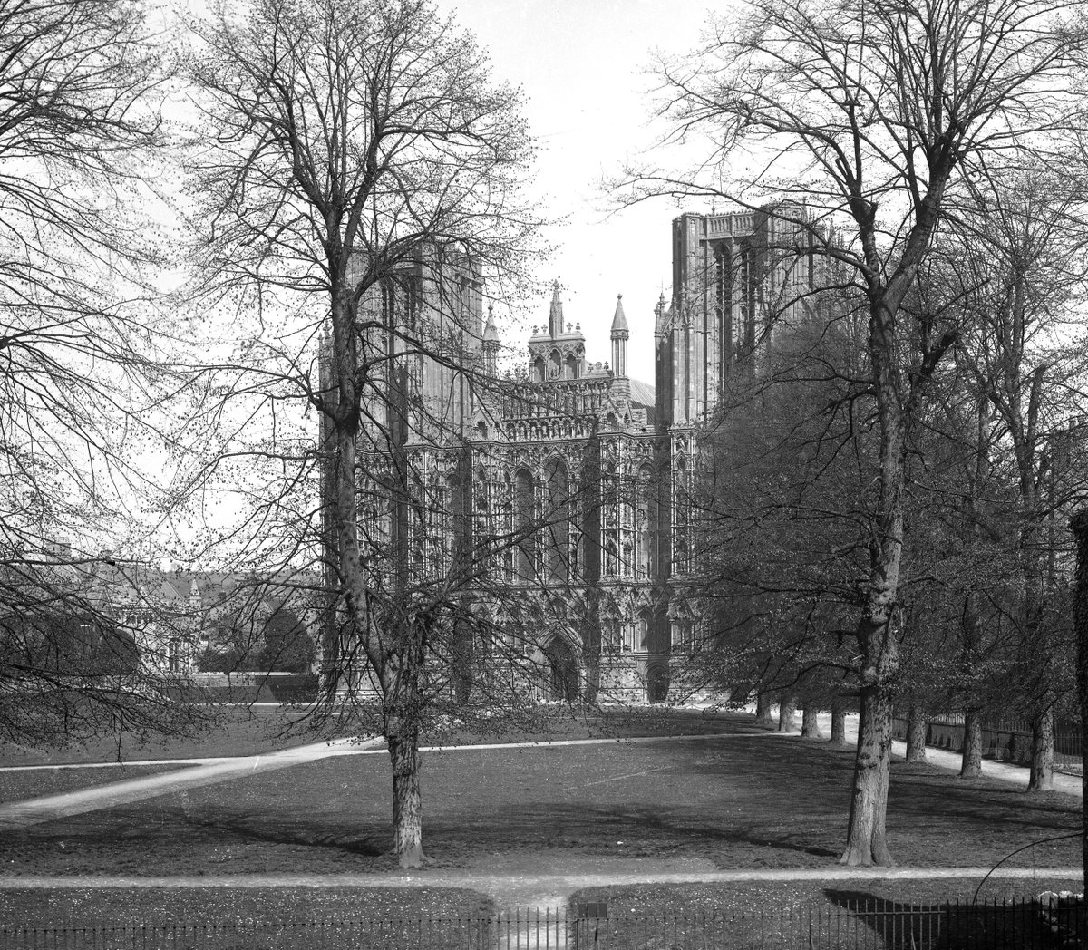 BWSwanHotel's tweet photo. For this weeks 600 year post, we go back in time to a winters day on the terrace, looking out onto the Cathedral green.

Contrast this with the second image of the terrace on a summers day in 2022☀️ https://t.co/JSeapLCSlu