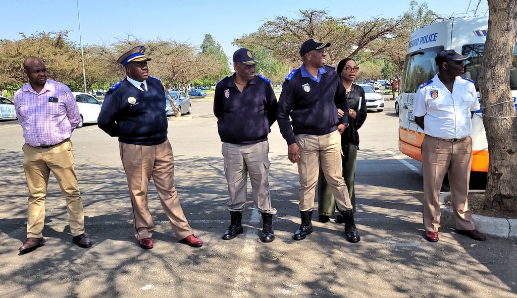 JoburgMPD's tweet photo. Today MMC for Public Safety Cllr David Tembe is unveiling 100x newly deployed #JMPD officers in #RegionD, Soweto. He is joined by A/Chief T Khanyile &amp; the Departments leadership, A/HOD Mr T Modiba &amp; delegates from Botswana at Maponya Mall.
#BuyaMthetho #SafeJoburg
#JoburgWorks https://t.co/6eYjYZOsCq