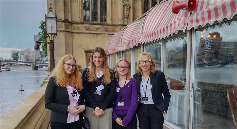 📢Space engineering lunch at the House of Lords

4 A Level physicists finished the first half of Trinity term by attending an exciting All-Party Parliamentary Engineering Group lunch and debate at the House of Lords in London

We hope to see you all soon!

shsk.org.uk/News/Space-eng…
