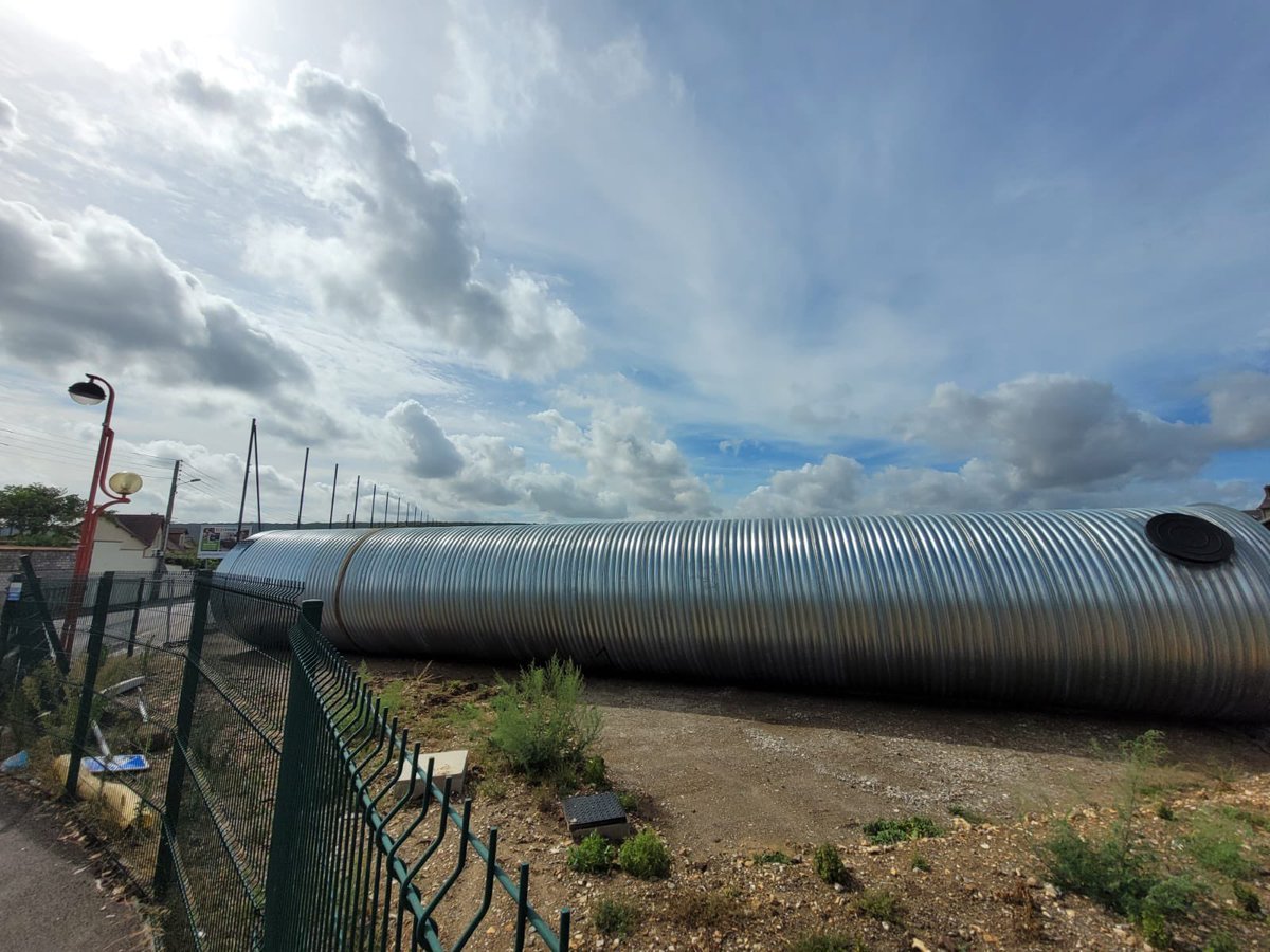 Grâce à un énorme récupérateur d’eau de 280m3 installé au nouveau #stade synthétique Vernon la ville de #Caudebec va plus que tripler ses capacités de stockage d’#eau de pluie. Nous visons l’auto-suffisance d’ici quelques années #recyclage #ressources #football #environnement