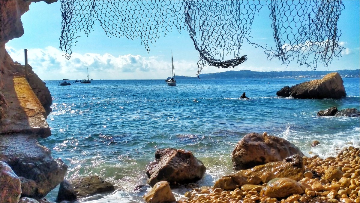 No tot ha de ser fer cims, barrancs o vies ferrades també podem realitzar alguna aventura de caràcter marítim i Xàbia ens ofereix moltes aventures ca.wikiloc.com/rutes-natacio/… com la volta a l'illot de la Mona del Cap de Sant Antoni nedant o amb caiac.