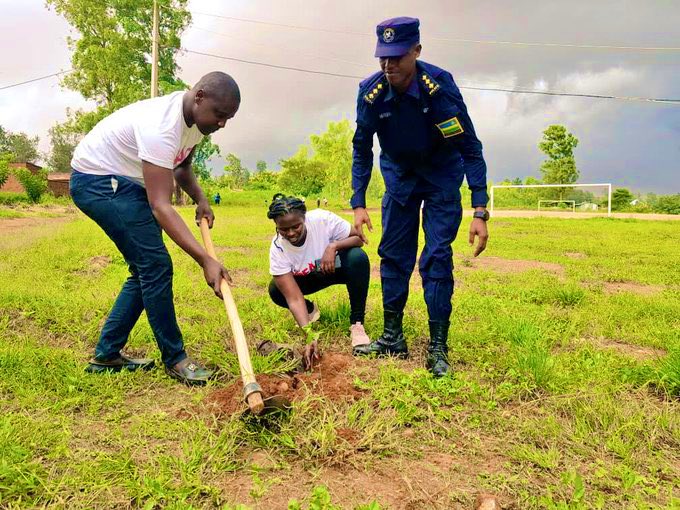 YouniSebaggala's tweet photo. #TBThursday : First #Iam4Peace20 Inter District Peace project hosted by @RCkigalicity in 🇷🇼 . Looking forward to 3rd Edition of #Iam4Peace23 that will be hosted in 🇺🇬 due February 2023. https://t.co/33m9ABXsu0