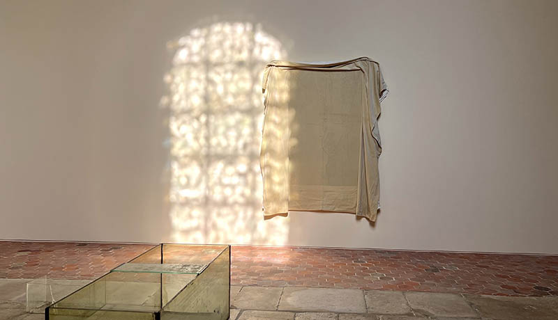 🤩#Journeesdupatrimoine , samedi 17 et dimanche 18 septembre, l’ancien Hôpital Laennec, siège de <a href="/KeringGroup/">Kering</a> vous ouvre ses portes. 
😍 Admirez un accrochage inédit de l'artiste belge Edith Dekyndt et d'explorez les archives de la maison @BALENCIAGA 
👉bit.ly/JEP_Laennec