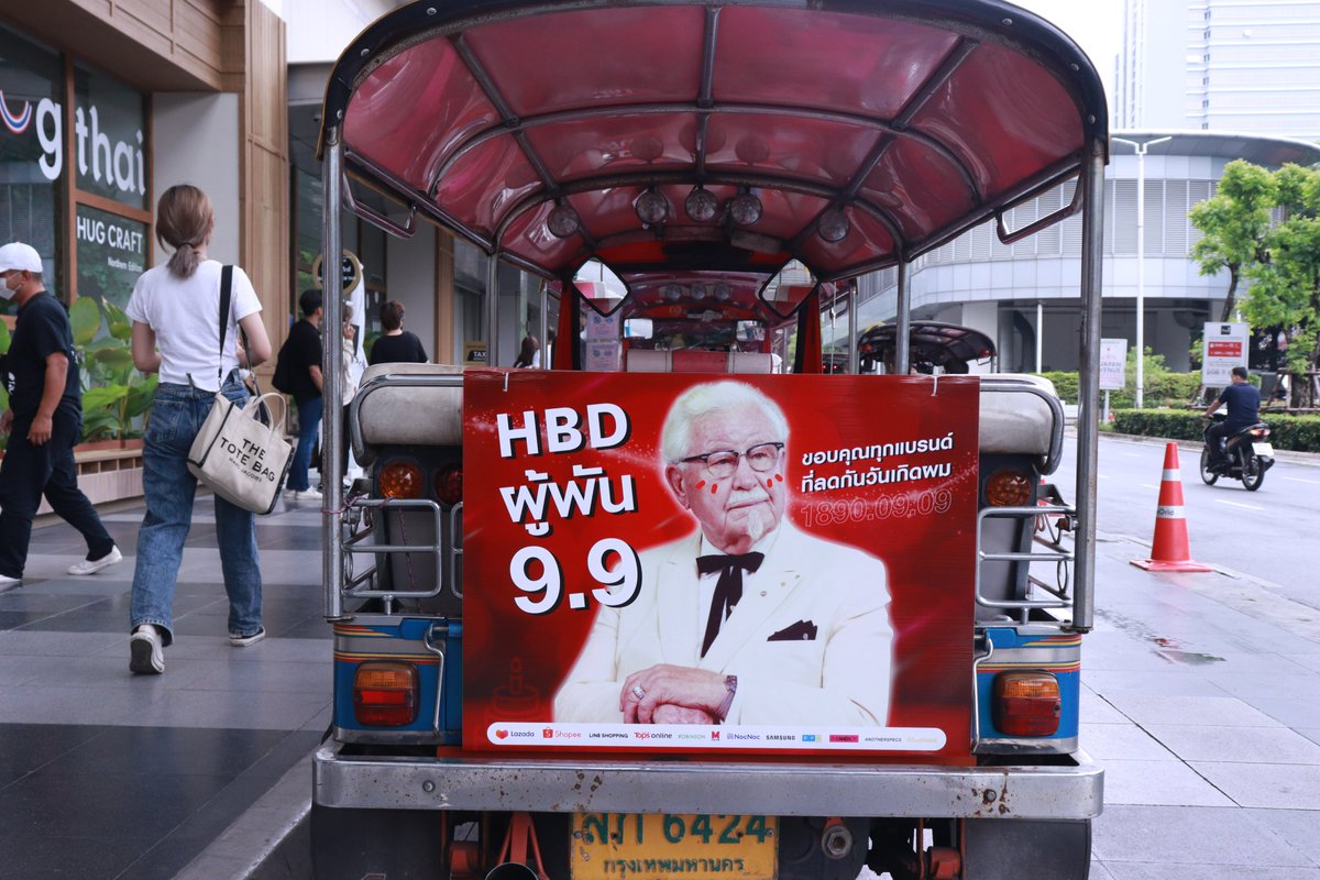 kfcth's tweet photo. 9.9 วันเกิดผู้พันทั้งที ก็ขอจัดใหญ่! เหมาตุ๊ก ๆ เซอร์ไพรส์ไปเลยปังๆ ขอบคุณทุกแบรนด์ด้วยน้าาา ที่มาลดกันวันผู้พันเกิด อะๆ ใครอยู่ด้อมคนคลั่งไก่ส่งเสียงมาหน่อยย
#ขอบคุณที่ลดกันวันผู้พันเกิด
#KFC99 #เบิร์ดเดย์ผู้พัน https://t.co/HNSRzXplGg