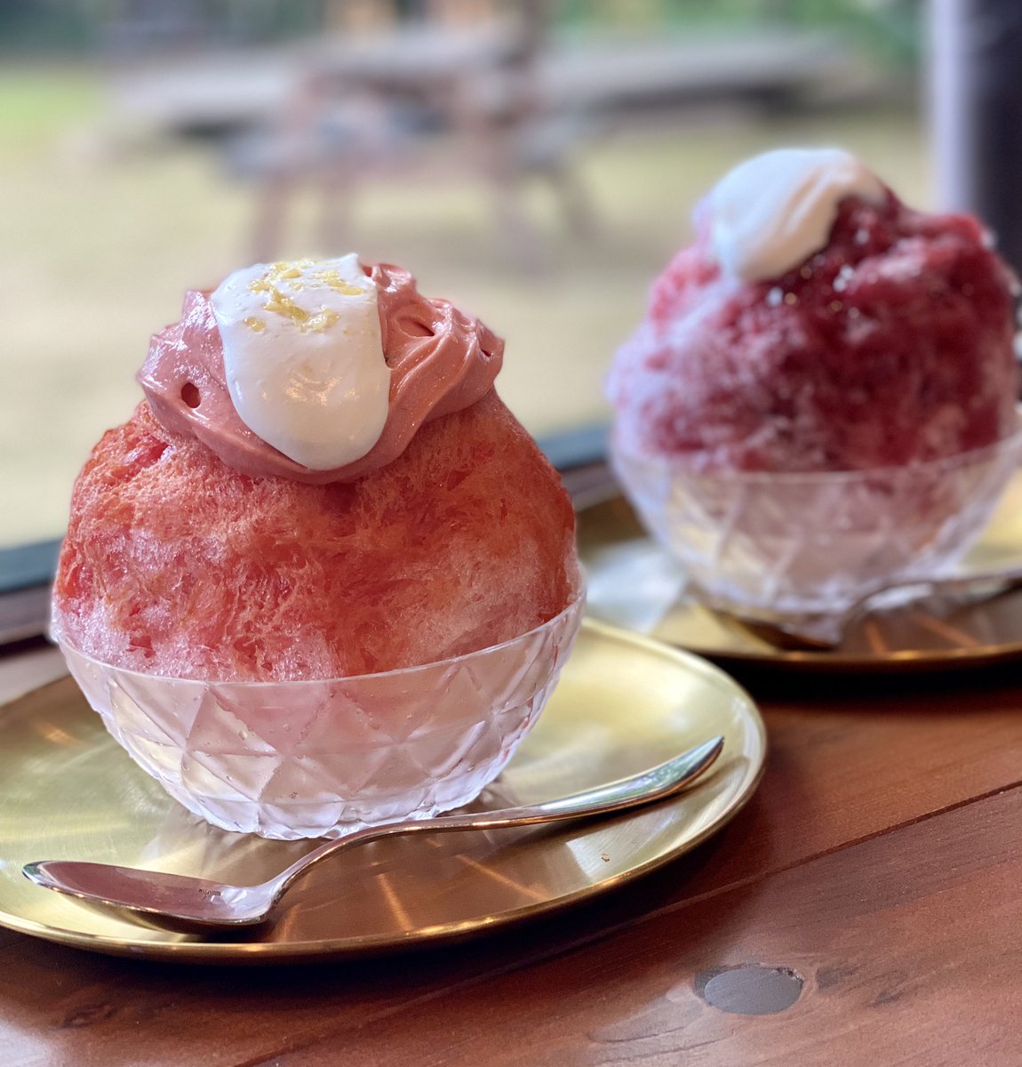 itochan38's tweet photo. 私は右の山葡萄と赤ワインのカキ氷。中に刻んだチョコが入っていました。美味しかった！
#merlekori  #カキ氷 https://t.co/OBh3bWupy1