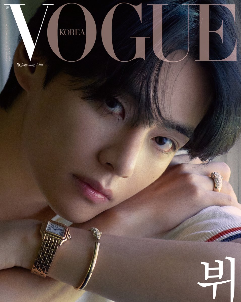 #BTS' #V stars on the cover of #VogueKorea October edition, with the caption 'An Icon of an era', a collector's item, available for pre-order from 8th at 11am (KST) at online bookstores including Aladin, Yes24 and Kyobobook!📸👨‍🎤✨🌟👑💜
▶️vogue.co.kr/?ddw=121933