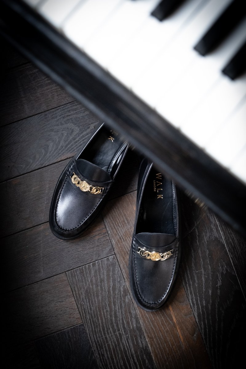 Life is too short to be anything less than iconic!... It's time to stand out! 🙌

#WalkLondon #whiteloafers #Riva #leatherloafers #Chainloafers #WalkLondonRiva #detail