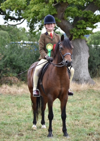 AlunPowys's tweet photo. Isobel Miller in 8PG won &amp; qualified in her class for Horse of the Year Show. A real pinnacle of the horse calendar in the UK! Competing in qualifiers across the country. She won her class at our local Denbigh &amp; Flint Show in August.🔴🏇🏆 @alunschool #proudschool #tyPowys https://t.co/HHlJ8vRwFr