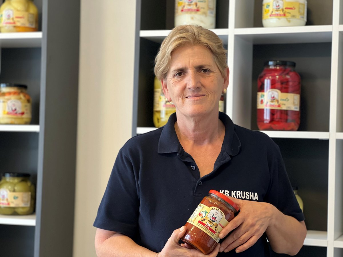 Vom Kosovo nach Hollywood: Fahrije Hoti verlor im Krieg alles. Mit anderen Witwen gründete sie eine erfolgreiche Paprika-Kooperative. 🌶️🫑 Der Film #Hive erzählt ihre Geschichte – ab heute im Kino! 🍿 Wir haben Fahrije auf ihrem Weg begleitet. Wie? 👉giz.de/de/mediathek/1…