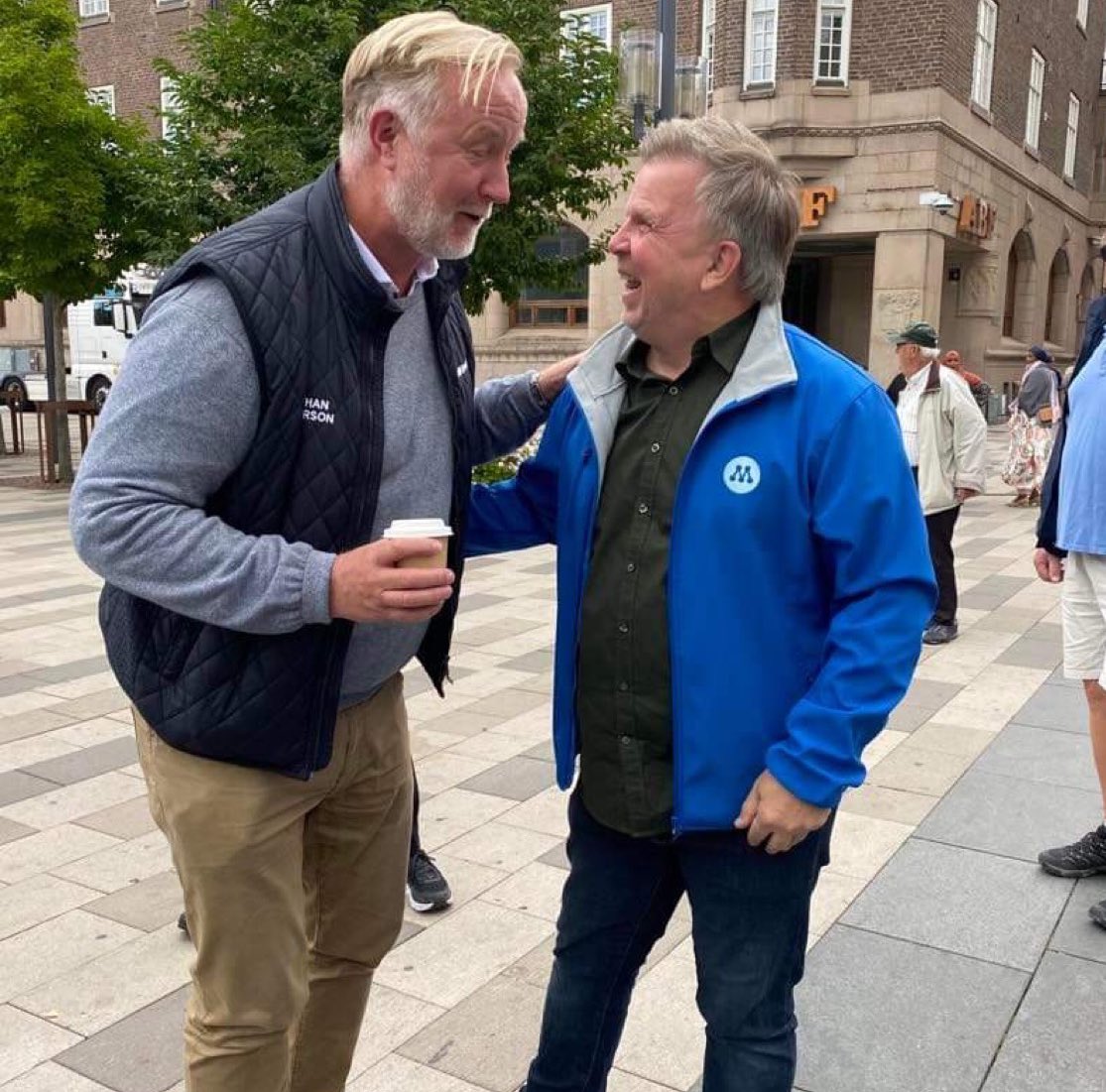 Träffade en ’go gubbe’ på kampanj både i Västerås och Eskilstuna idag. <a href="/JohanPehrson/">Johan Pehrson</a> är på plats inför partiledardebatten ikväll.