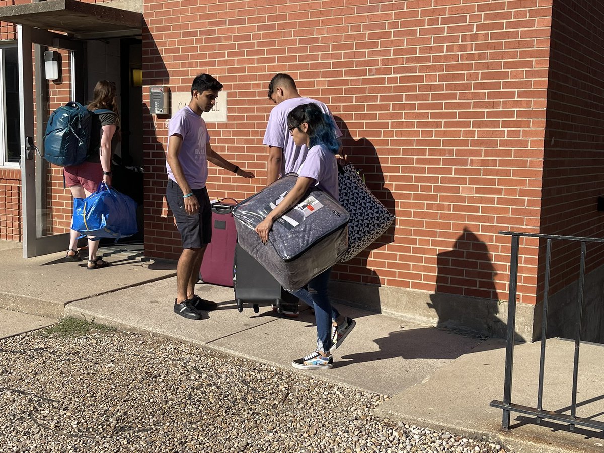 KnoxCollege1837's tweet photo. #CountdownToMoveIn is over! Welcome to the Knox campus to all new students! https://t.co/qf6p2Amc1j
