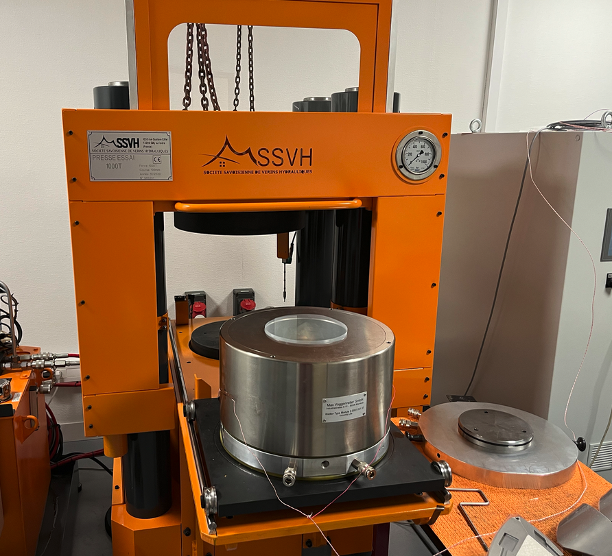 OlivierNamur's tweet photo. This wonderful press will soon be in my lab! Stay tuned for (very) high-pressure research. Thanks @sebastienmerkel @JulienChantel #KULeuven #Petrolab #MultiAnvil https://t.co/EOiNq3ZhwB