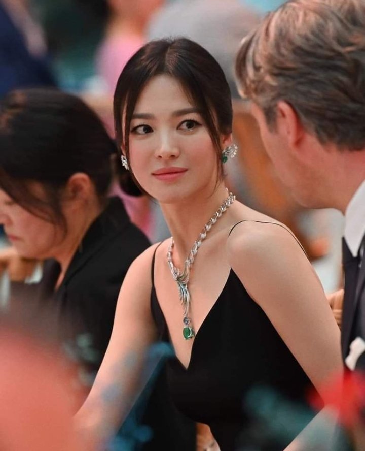 Солонгос хүүхнүүд Монгол хүүхнүүдийг бодвол хөх жижигтэй тиймээ.Тэгсэн ч хөөрхөн харагддаг.Тэгэхээр гоо сайханд хөх ач холбогдол багатай юм бишүү.🤔🙋‍♀️.