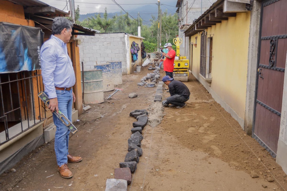 VictorHDelPozo's tweet photo. Supervisé los trabajos de empedrado que estamos colocando en Santa Catarina Bobadilla, día tras día vamos avanzando en mejorar las calles de nuestro municipio.  🙌🏼 

#antiguaguatemala #victorhugodelpozo
#antiguasomostodos https://t.co/PHHxL7fqUp