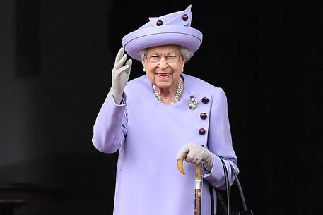 Here We Go! God are now set to sign Queen Elizabeth  from Buckingham Palace,  Been told it’s gonna be permanent move, no loan. 🚨🇬🇧 #QueenElizabeth #DeadlineDay