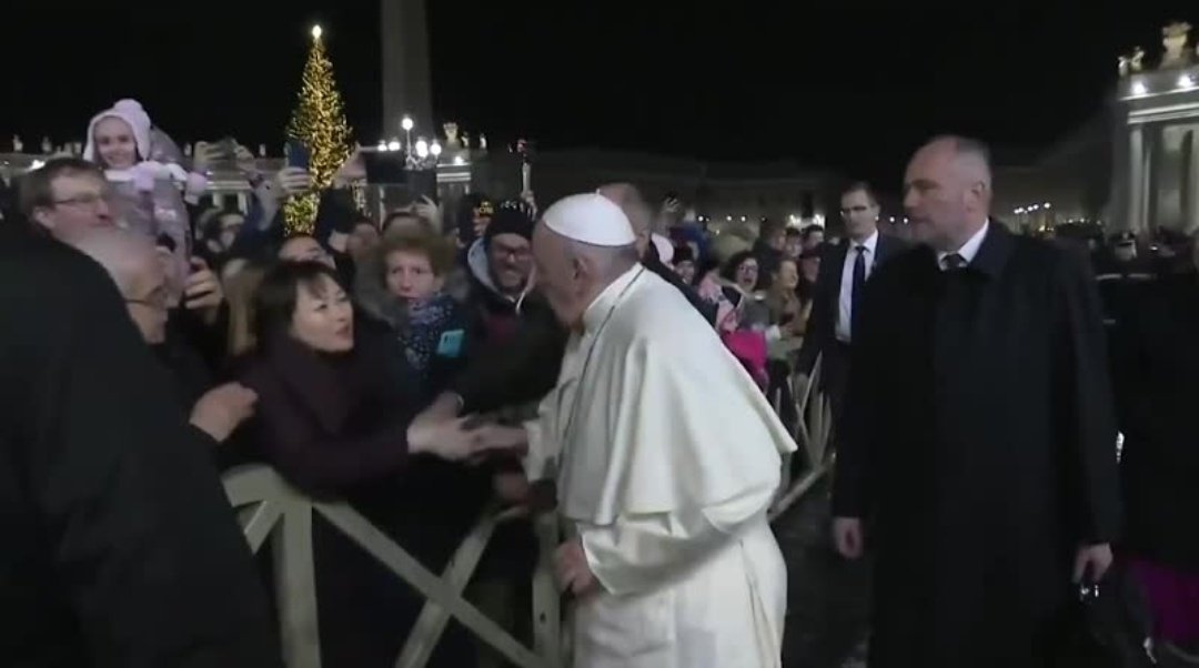 Tutte ste disgrazie di fila partite dallo schiaffo di papa francesco #QueenElizabeth