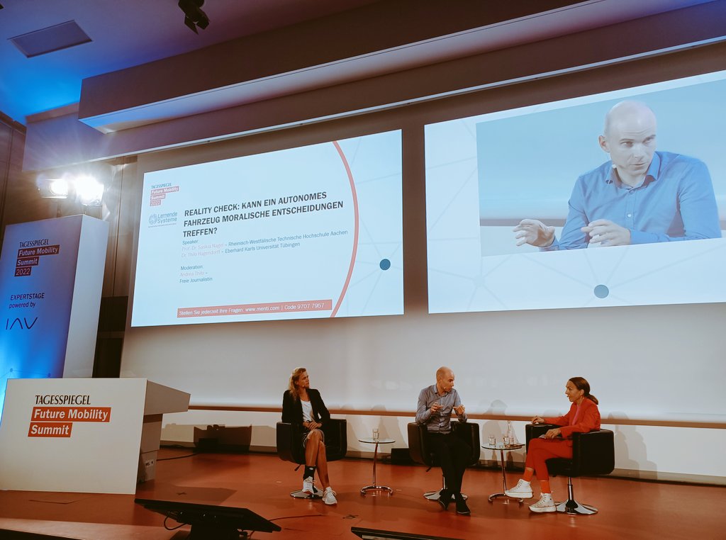 LernendeSysteme's tweet photo. Viele ethische Anforderungen an #autonomesFahren stehen in Konkurrenz zueinander oder sind technisch kaum machbar. Der ethische #Diskurs zu #KI muss technisch versierter werden, so Thilo Hagendorff @uni_tue beim #FutureMobilitySummit an der @TUBerlin #aiethics https://t.co/i2QeabmnlS