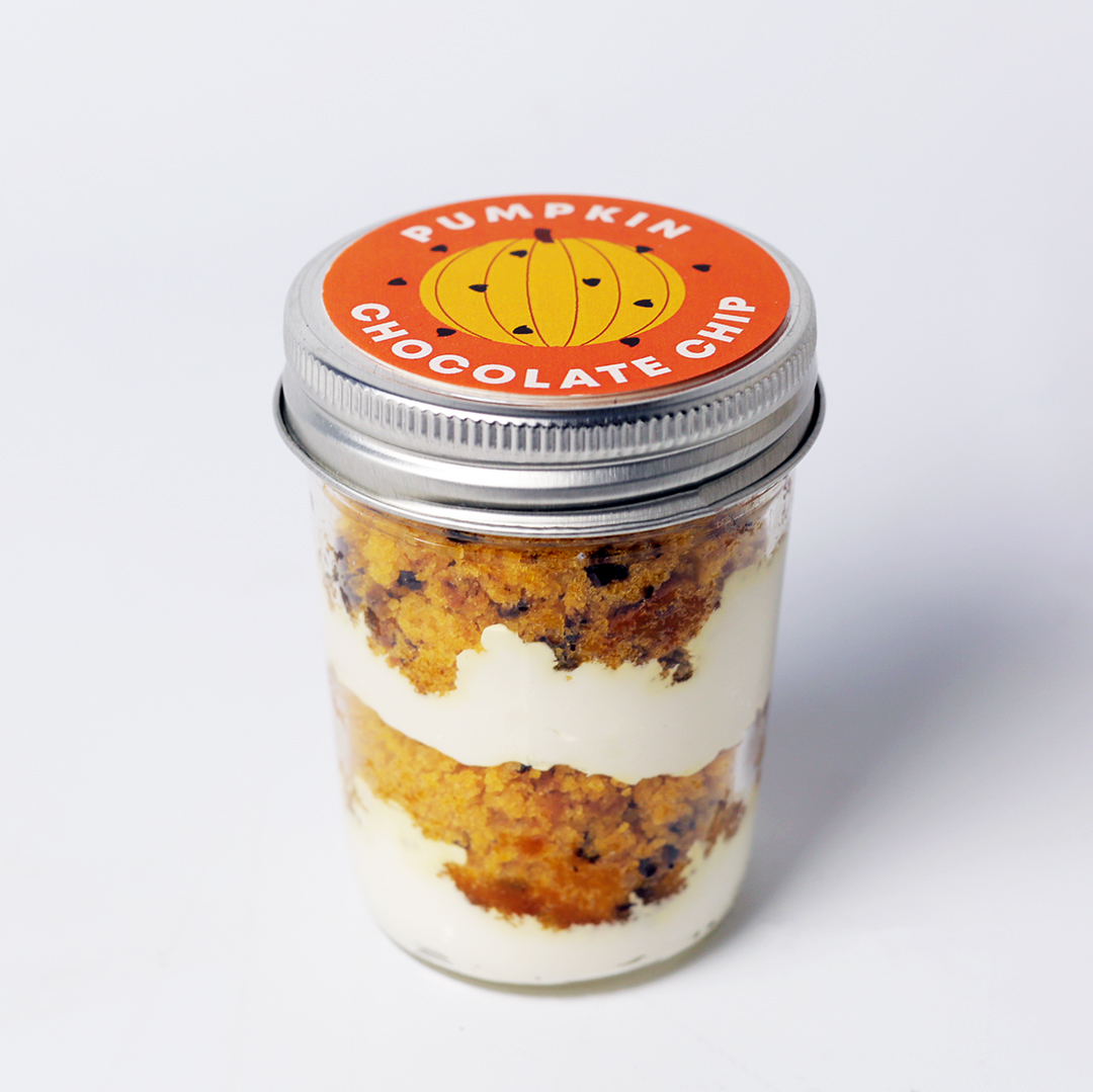 Charm_CityCakes's tweet photo. Our pumpkin chocolate chip cake jar is back! Visit us during our retail hours Wednesday through Sunday 11am to 6pm.

#pumpkin #pumpkincake #fall #pumpkinchocolatechip #autumn #gourmetfoods #cakejar #baltimore #charmcitycakes https://t.co/32wl4YRkyi
