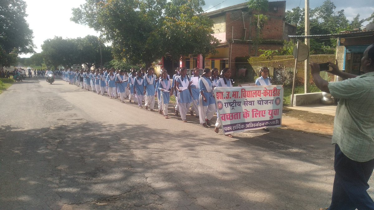VIRENDRASAI1's tweet photo. 8 सितंबर, विश्व साक्षरता दिवस के अवसर पर ग्राम केराडीह में राष्ट्रीय सेवा योजना शा उ मा वि केराडीह के बैनरतले स्वयंसेवक विद्यार्थियों एवं शिक्षक, शिक्षिकाओं द्वारा साक्षरता रैली का आयोजन।
@rd_nss 
@ChhattisgarhCMO @nss_to @nssjashpur 
@askabir_ 
@NssrdB 
@Nss_ssgi 
@PMOIndia https://t.co/PZoj3FZqwu