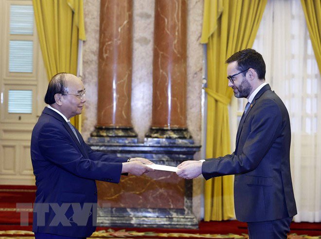 UKinVietnam's tweet photo. Congratulations to HMA @IainFrew on presenting his credentials to President Nguyễn Xuân Phúc at the Presidential Palace this afternoon!

📸: TTXVN - 👇
https://t.co/GvW0IeN45I https://t.co/bWHxLsODTa