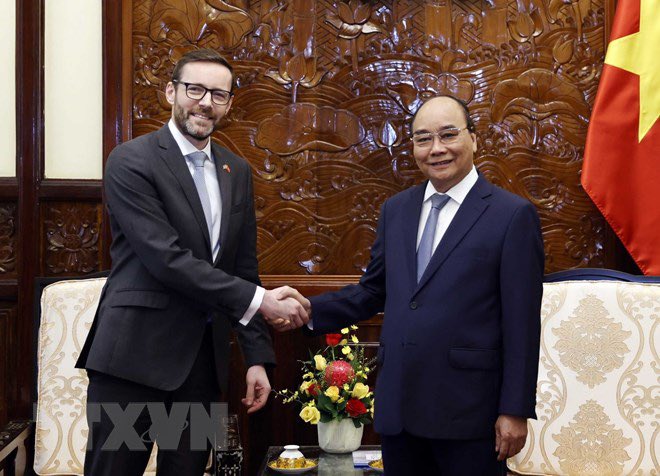 UKinVietnam's tweet photo. Congratulations to HMA @IainFrew on presenting his credentials to President Nguyễn Xuân Phúc at the Presidential Palace this afternoon!

📸: TTXVN - 👇
https://t.co/GvW0IeN45I https://t.co/bWHxLsODTa