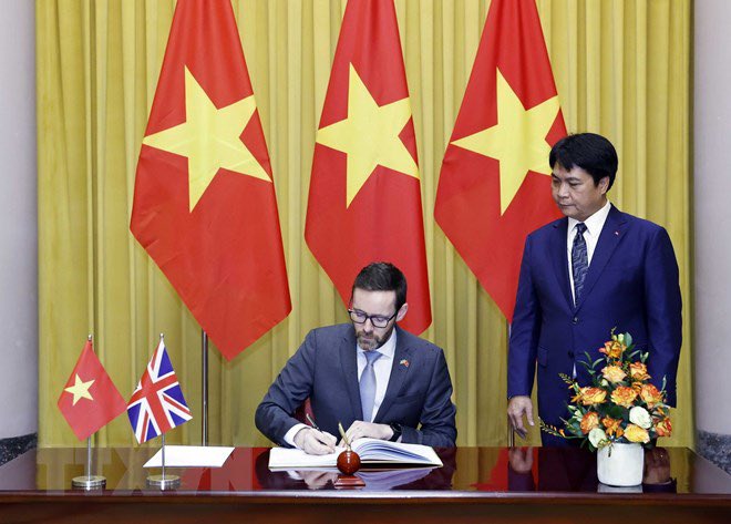 UKinVietnam's tweet photo. Congratulations to HMA @IainFrew on presenting his credentials to President Nguyễn Xuân Phúc at the Presidential Palace this afternoon!

📸: TTXVN - 👇
https://t.co/GvW0IeN45I https://t.co/bWHxLsODTa