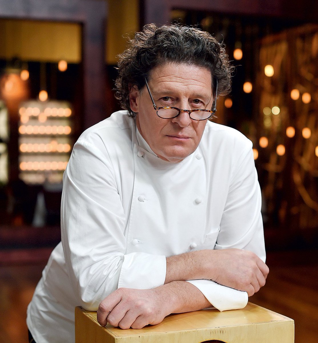 H_Bakkaniy's tweet photo. Ini salah seorang chef yang dikatakan pernah menyebabkan Gordon Ramsay menangis akibat dimarah masa zaman mudanya.Dan memang dia ni kira salah seorang guru pada Gordon pun.

Chef Marco Pierre White, chef pertama di UK yang memiliki 3 Bintang Michelin. https://t.co/CTD4wOiaSm