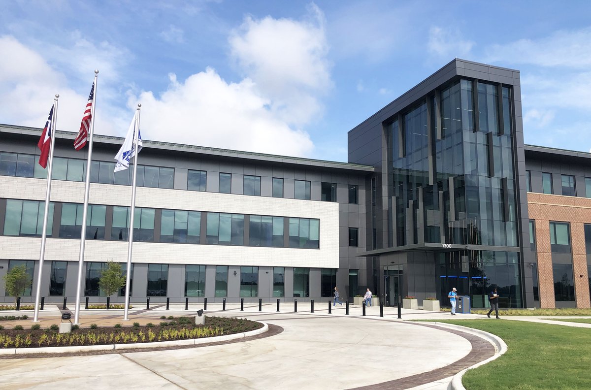 Love seeing students in the new #Blinn #RELLIS Administration Building! Even though we're more than 2 weeks into the fall semester, you can still register for 12- and 8-week courses! Pick up a class when the timing is right for you! blinn.edu/admissions/reg…