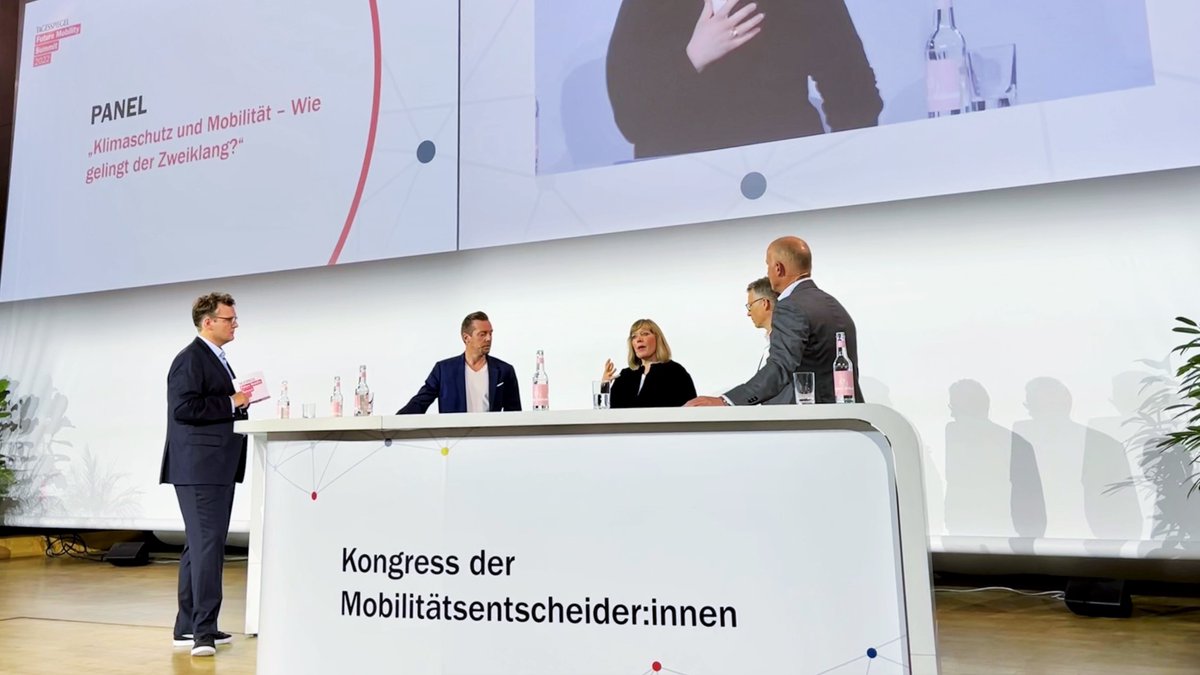 VitescoT's tweet photo. (German only) „Klimaschutz und Mobilität - Wie gelingt der Zweiklang?“, unter dieser Frage nahm Dr. Katharina Helten diese Woche am Future Mobility Summit 2022 des @Tagesspiegel Live teil. Mehr Infos hier ➡️ https://t.co/eVNigMgBE8 #futuremobilitysummit #vitescotechnologies https://t.co/mv4vQVeLmW