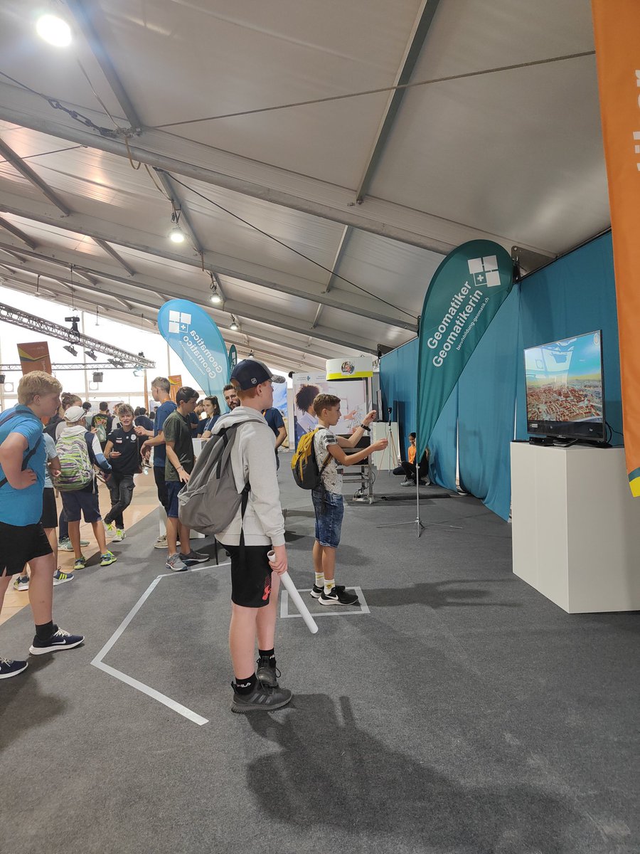 Zweiter Tag an den #SwissSkills2022 neigt sich schon bald dem Ende zu. Wir sind noch bis und mit Sonntag im Zelt Nr. 14 für Sie da! 
#swissskills #berufsbildung #messe #tvg #vermessung #geomatiker #geomatikerin