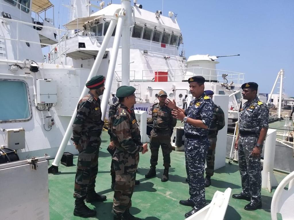 IaSouthern's tweet photo. Brainstorming &amp; simulation of actions as part of Joint Military Drill conducted by #IndianArmy &amp; @IndiaCoastGuard to synergise actions while operating in multiple domains. The drills addressed issues of mutual interest for success in operations
#GoldenKatarDivision
#DesertCorps https://t.co/98loOmhTEQ
