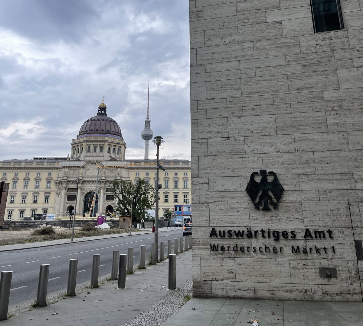 BeaFihn's tweet image. Spending the day in Berlin, just briefed the Bundestag committee on arms control on the outcomes of the MSP of #TPNW and #NPTRevCon, had a great meeting with state secretary @KatjaKeul, as well as meetings with parliamentarians and researchers. ❤️ Berlin!