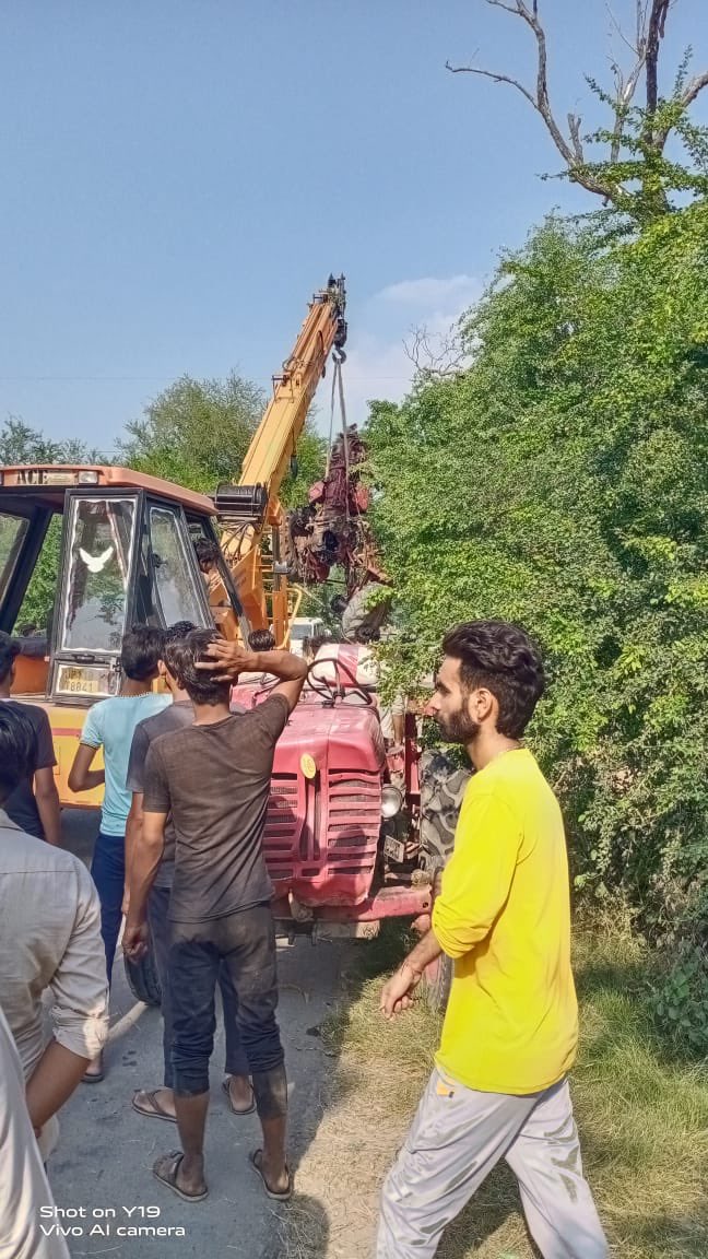 SaharanpurNEWS's tweet photo. #Saharanpur: सहारनपुर के गाँव उनाली के पास पशु पैठ बाज़ार के पास मिट्टी का भराव करने वाली दो ट्रैक्टर ट्रालियों की हुई टक्कर। 1 बाइक सवार व ट्रैक्टर चालक को गंभीर चोट आई। राहगीरों ने घायलों को ज़िला अस्पताल पहुंचाया। #Tractor #Trolley #Collision #Accident #AnimalMarket #Unali https://t.co/AEUFfVbrUV