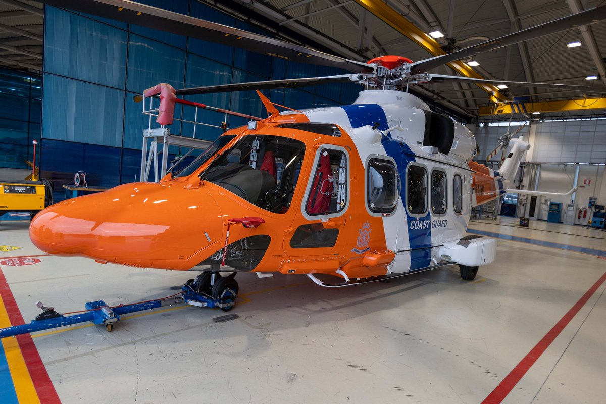 Kustwacht_nl's tweet photo. De nieuwe helikopter van de Kustwacht is geland op Den Helder Airport. De kustwachthelikopter is tijdelijk in Den Helder voor keuringen en checks. De tweede wordt nu gebouwd en getest in Italië. Vanaf november worden ze operationeel ingezet.
#kustwacht #bristowgroup https://t.co/mRWRTDFylA